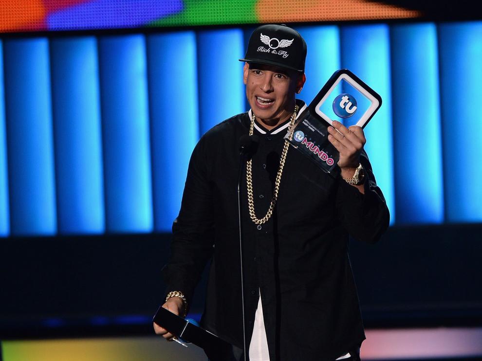 Daddy Yankee recibiendo el premio al mejor músico urbano.
