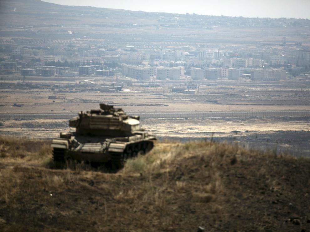 Un tanque israelí frente a territorio sirio