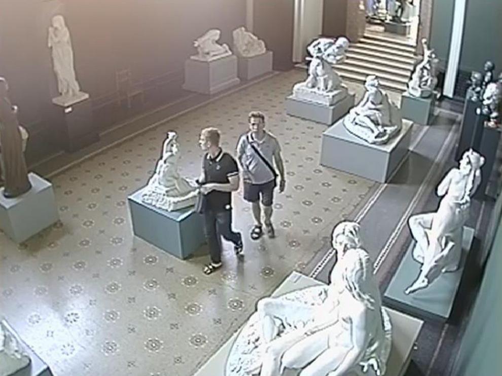 Las cámaras de seguridad del museo captaron a los dos ladrones.