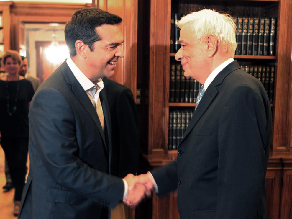 El primer ministro griego, Alexis Tsipras (i), estrecha la mano del presidente griego, Prokopis Pavlopoulos