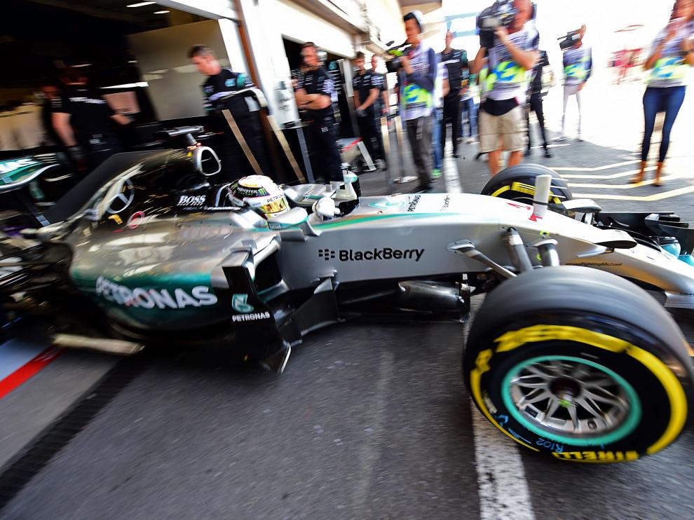Hamilton sale del 'box' de su equipo