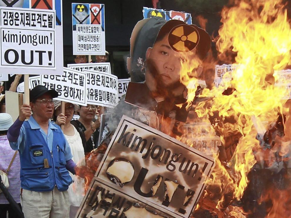 Activistas surcoreanos queman fotos del líder norcoreano Kim Jong-Un en Seúl.