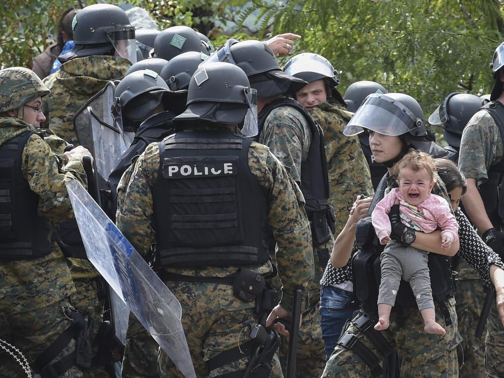 Los refugiados rompen el cordón de seguridad