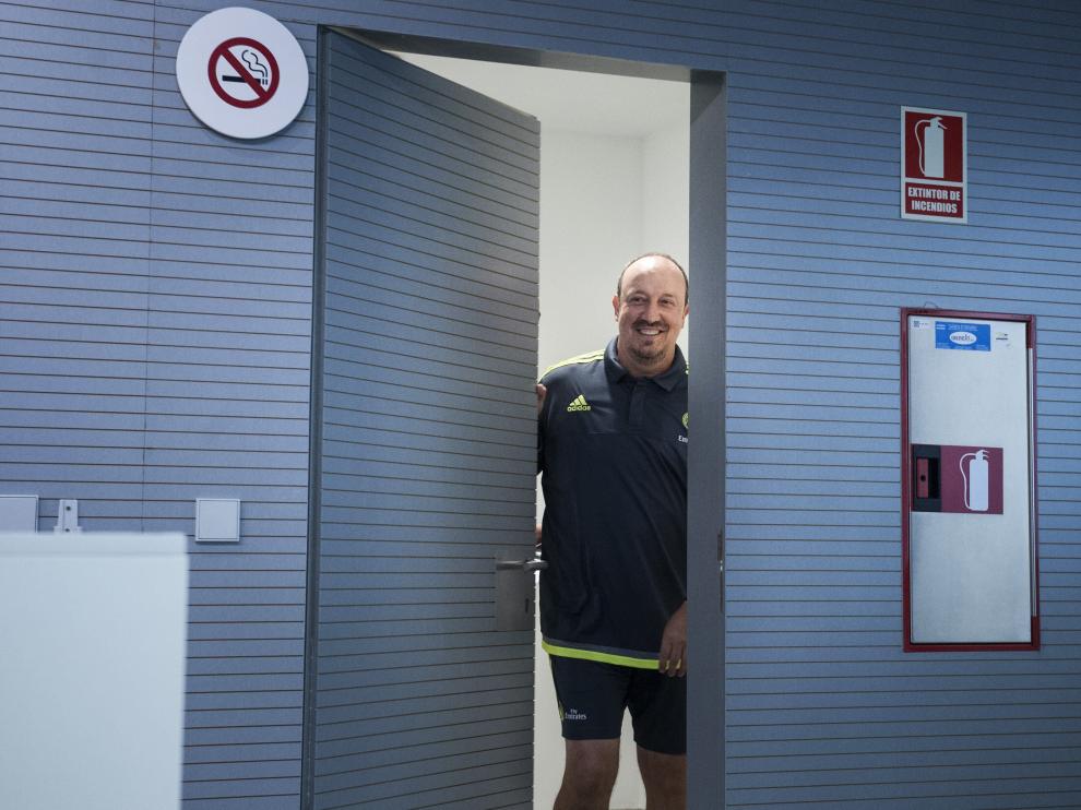 Benítez entra a la sala de prensa del Bernabéu