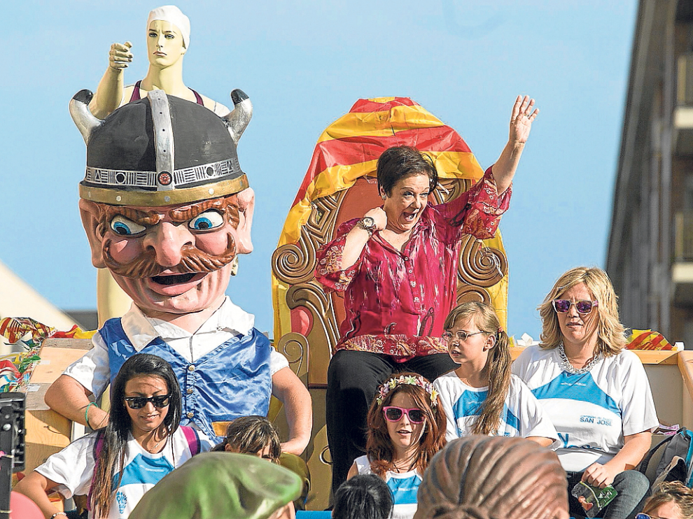 La 'vedette' Corita Viamonte, pregonera de las fiestas, saluda desde lo alto de su carroza.