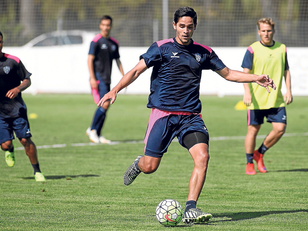 El delantero costarricense Jonathan Moya se entrenó este viernes por primera vez con sus nuevos compañeros.
