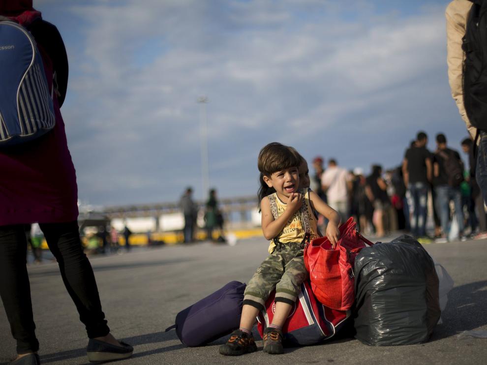 Una niña refugiada siria espera a su llegada al puerto del Pireo, en Atenas.