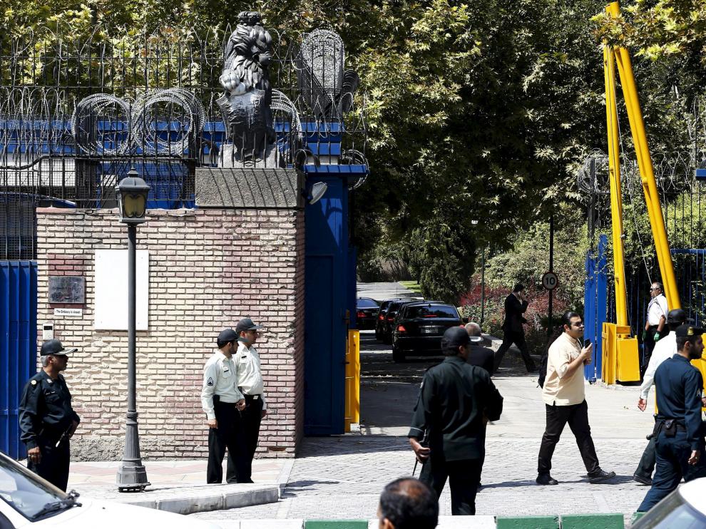 La delegación diplomática británica, a su llegada a la Embajada en Teherán.