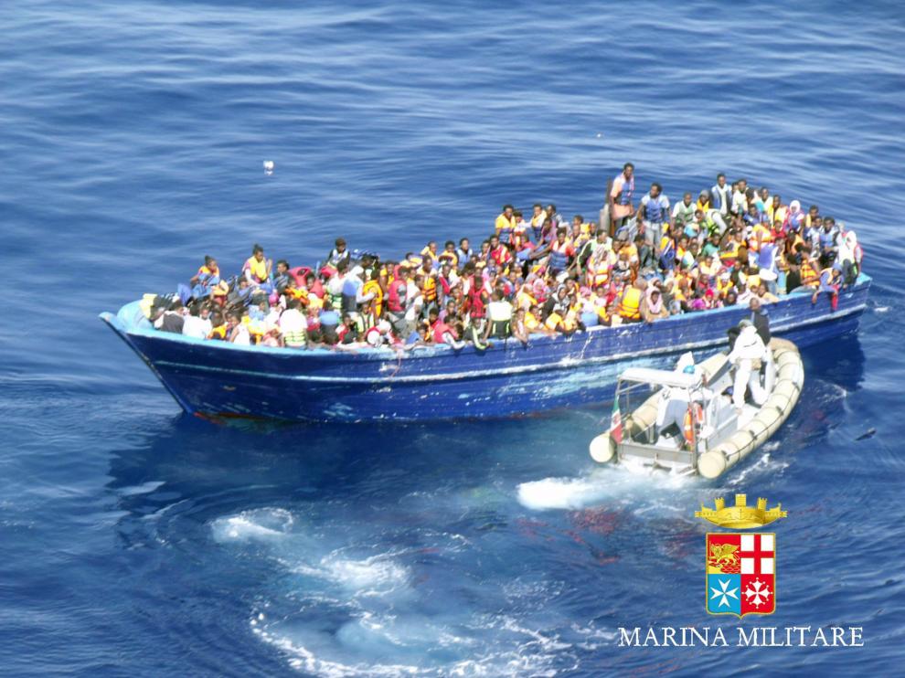 Uno de los barcos con inmigrantes rescatados por la marina italiana.