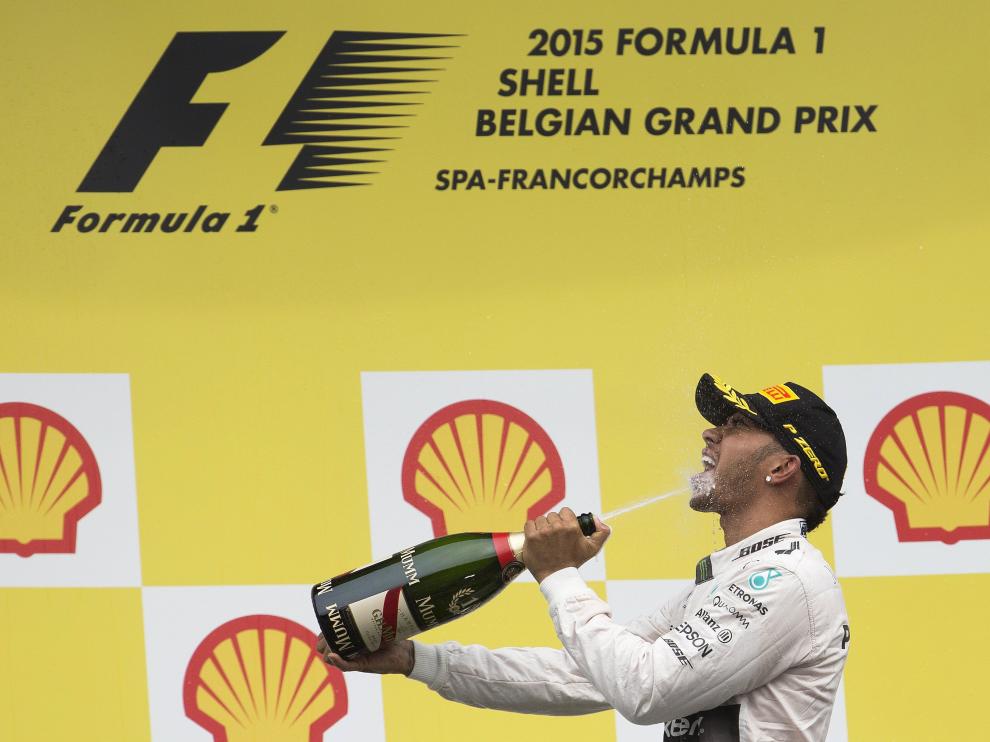 Hamilton celebra su victoria sobre el podio