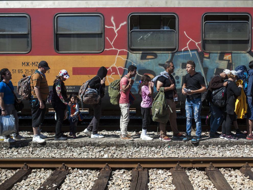 Cientos de refugiados viajan a Serbia desde Macedonia