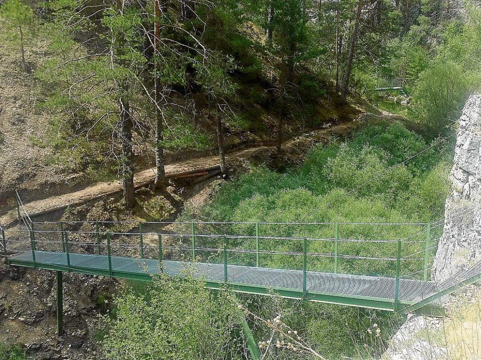 Una de las pasarelas por las que discurre el sendero del Cañón de la Hoz.