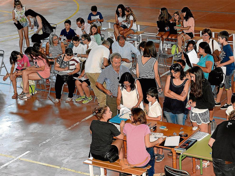 Niños y padres, en las pruebas realizadas en el pabellón deportivo.