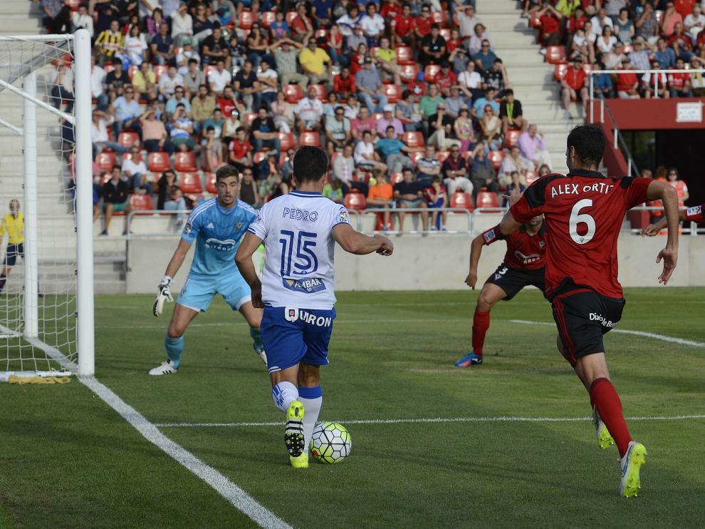 Pedro recorre la línea de fondo hacia la portería del Mirandés