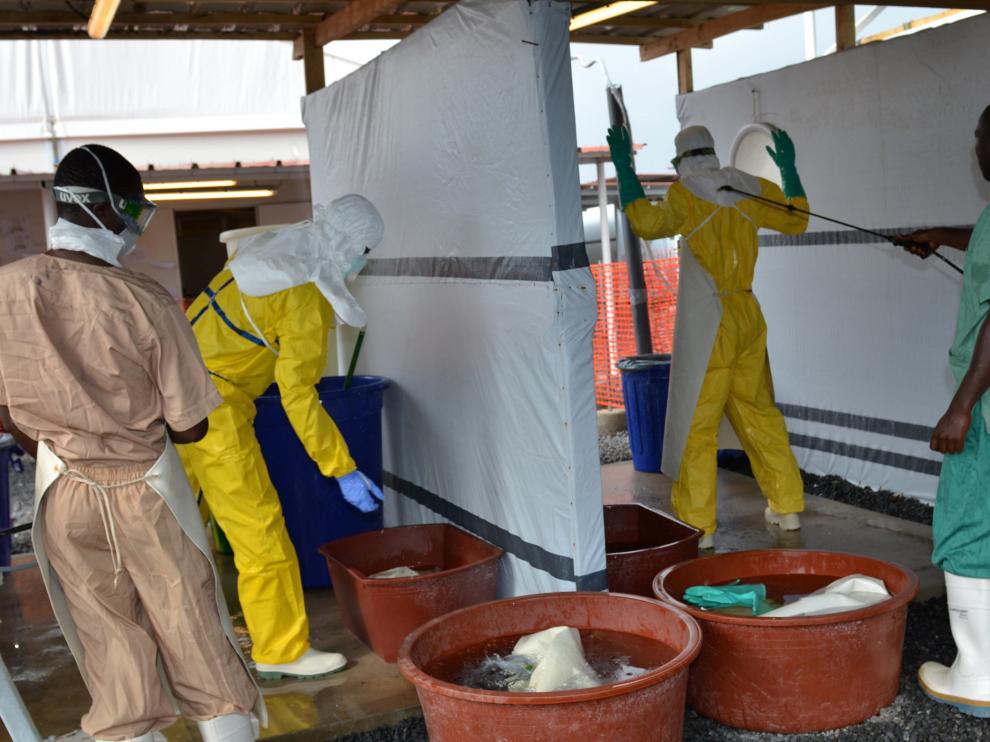 Trabajadores sanitarios en un centro de tratamiento de ébola en Conakry (Guinea).