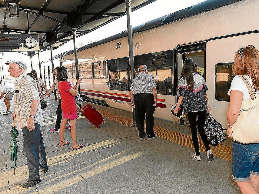 Viajeros en la estación de Teruel en una foto de archivo.