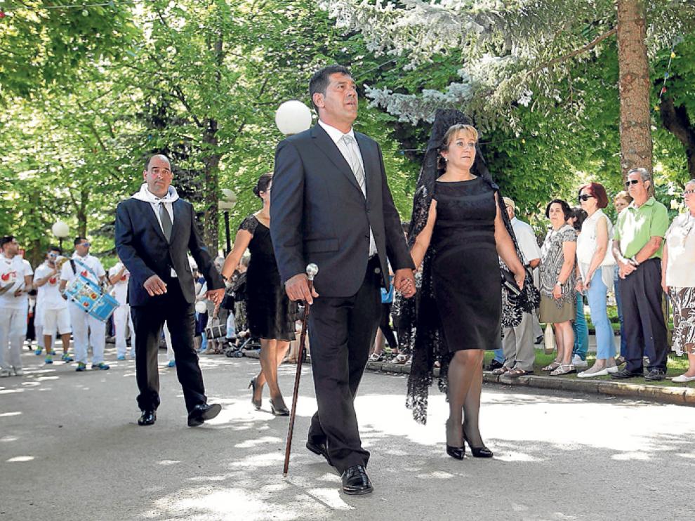 Los jurados, en la ofrenda a los santos el pasado Lunes de Bailas 2015