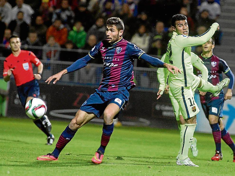 Morillas y Rafinha, en el partido que enfrentó al Huesca y al Barça en El Alcoraz en la pasada Copa.