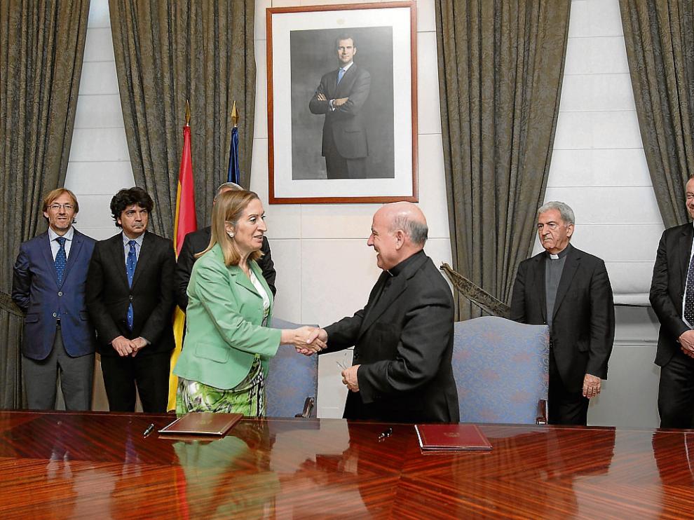 La ministra de Fomento, Ana Pastor, y el arzobispo de Zaragoza, Vicente Jiménez, firmaron el martes el convenio para la rehabilitación de la iglesia de la Magdalena.Estuvieron presentes el director general de Vivienda, Juan Van-Halen, el subsecretario d