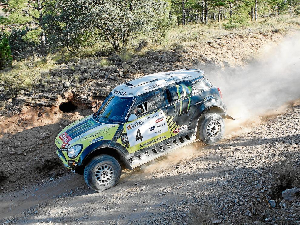 Coches. Correrán 77 coches a bordo de los cuales irán, entre otros, los dos campeones Nani Roma y Nasser Al-Attiyah. Estarán Albert Llovera, Óscar Fuertes y Orlando Terranova.