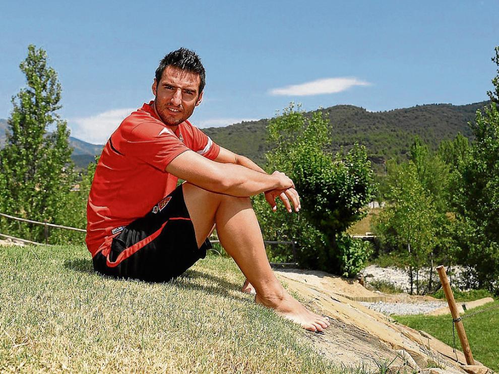 El veterano defensa Marc Bertrán, en la localidad altoaragonesa de Boltaña.