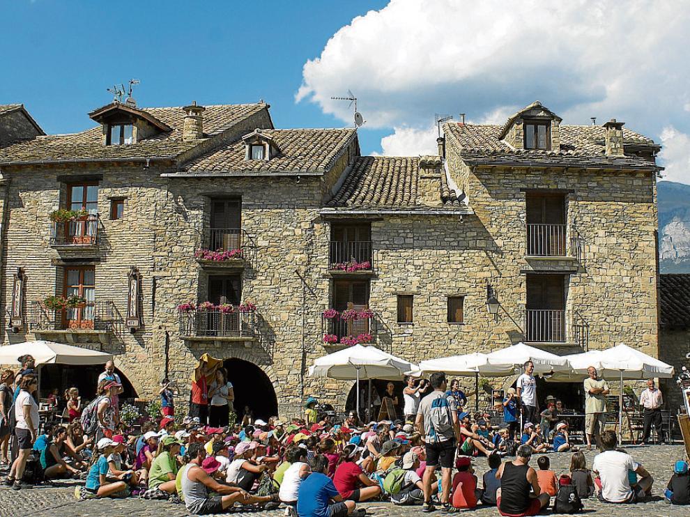 El festival Castillo de Aínsa se inauguró ayer con un espectáculo en la plaza.