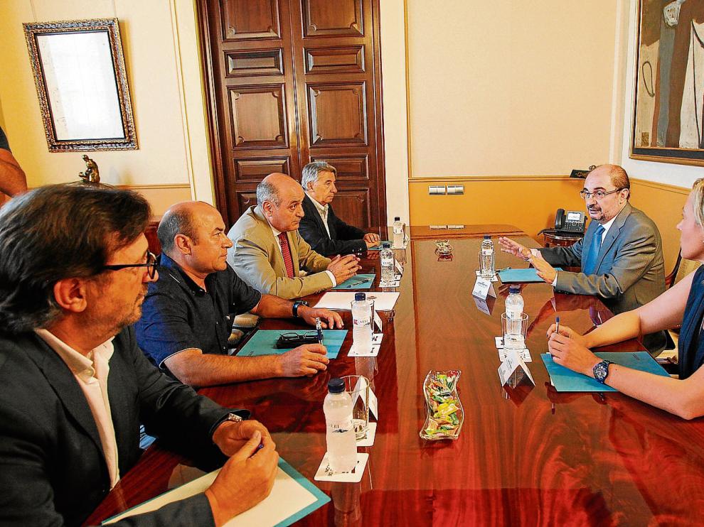 Primer encuentro. El presidente Javier Lambán (con la consejera de Economía, Marta Gastón, a su lado), conversando ayer en el Pignatelli con los representantes de Cepyme (Aurelio López de Hita, al fondo), CREA (Fernando Callizo), UGT (Daniel Alastuey) y C