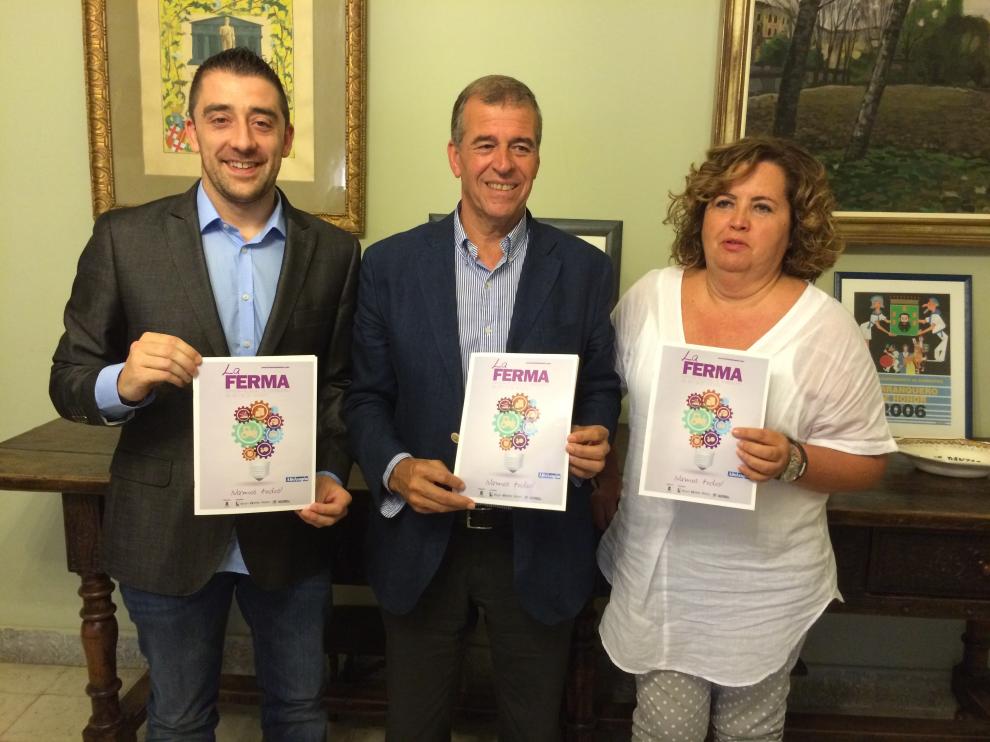 De izquierda a derecha, el concejal de desarrollo, Iván Carpi, el alcalde Antonio Cosculluela, y la directora María Jesús Morera.