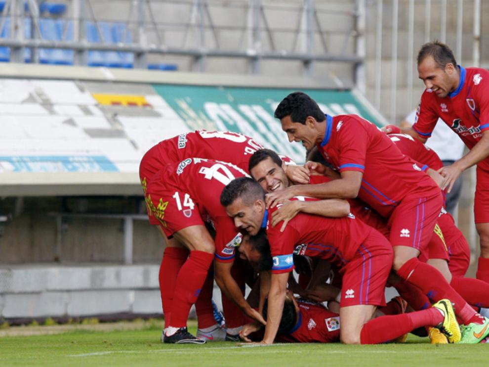 Los jugadores del Numancia celebran el primer tanto rojillo, obra de Óscar Díaz