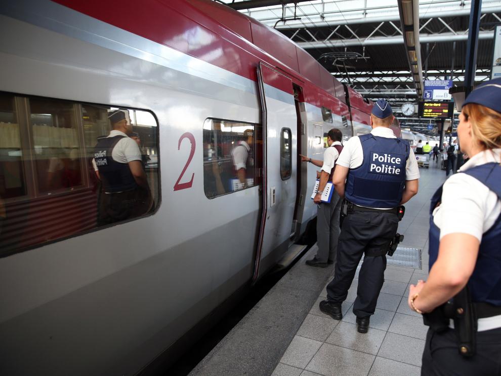 Varios policías investigan el tren Thalys.