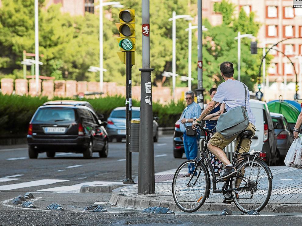 Un ciclista en el punto de Tenor Fleta en el que concluye el exiguo carril bici y ha de circular por la calzada.