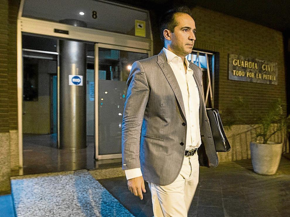 El letrado Ricardo Agoiz ayer, tras presentar la denuncia en el cuartel de la Guardia Civil.