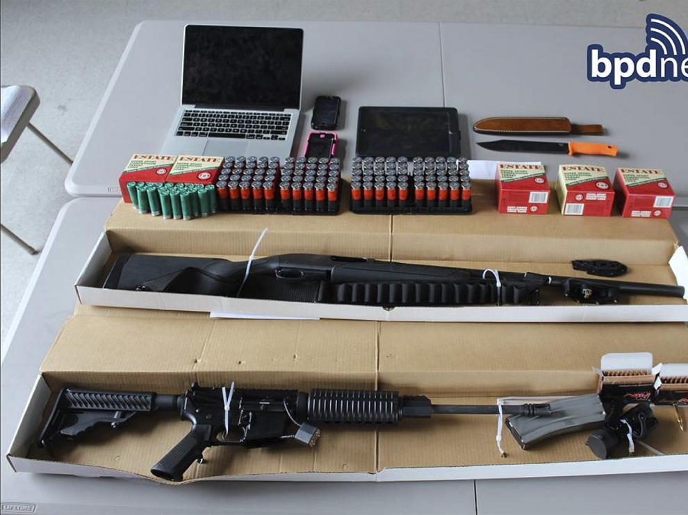 Munición y las armas confiscadas de un vehículo tras la detención de dos hombres.