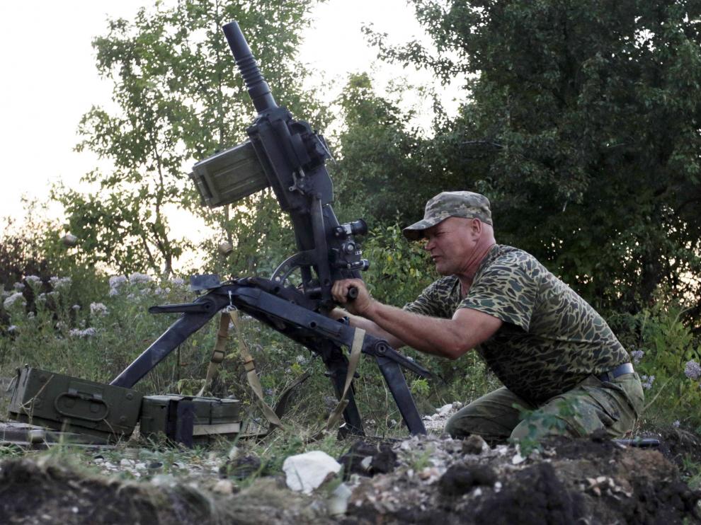 Un soldado cargando la artillería en Ucrania.