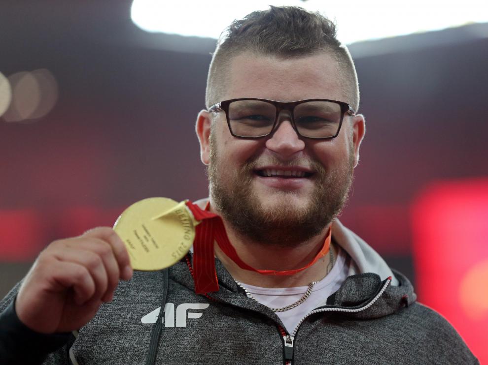 Pawel Fajdek posando con su medalla en los juegos de Pekín 2015.