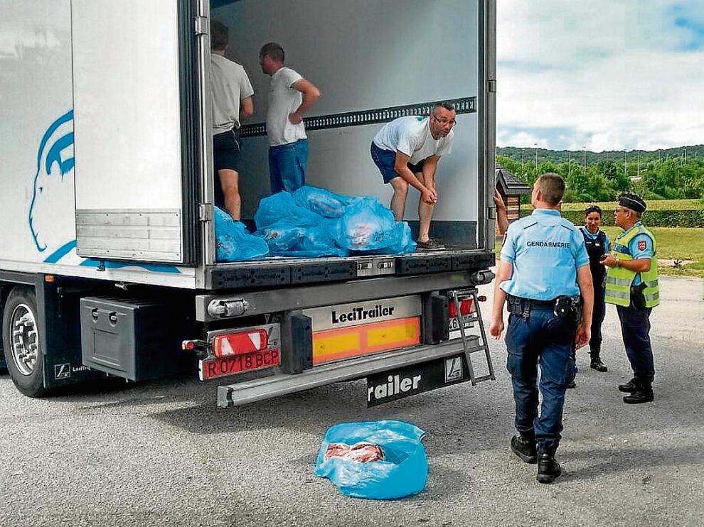 Ganaderos franceses descargaron ayer carne del Grupo Jorge destinada a Normandía que viajaba en un camión de Sesé.