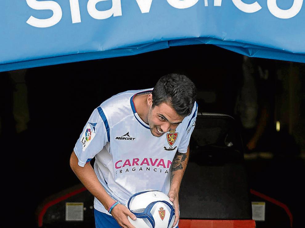 Erik Morán se agacha en el túnel de vestuarios para poder salir al césped de La Romareda.