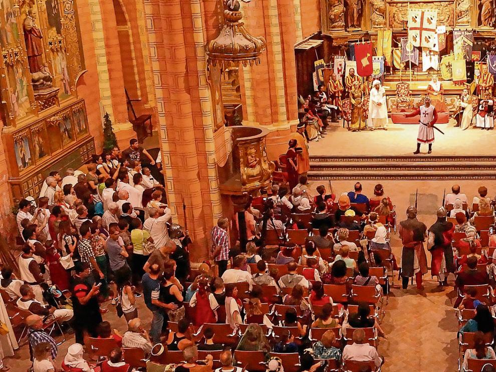 Una de las representaciones de las Alfonsadas, en el interior de la iglesia de San Pedro de los Francos de Calatayud. teatro che y moche