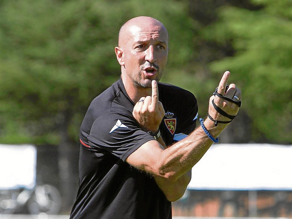 Ranko Popovic da instrucciones a sus jugadores durante un entrenamiento, en Boltaña.