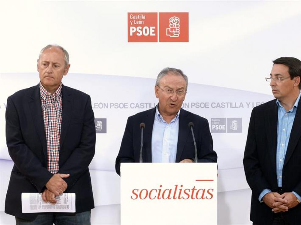 De izq a dcha, el procurador socialista, Jesús Guitiérrez, el secretario de Educación del PSCyL, Emilio Álvarez y el portavoz en Educación del Grupo Parlamentario socialista en las Cortes, Fernando Pablos.