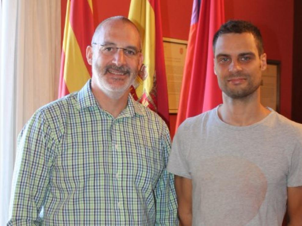 Y el alcalde Álvaro Burrell con Nacho Ordín, pregonero de honor de las fiestas de Monzón.