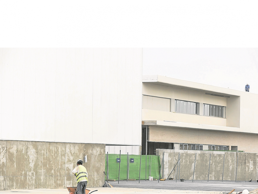 Los obreros han trabajado en los últimos días en rematar las obras del nuevo colegio.