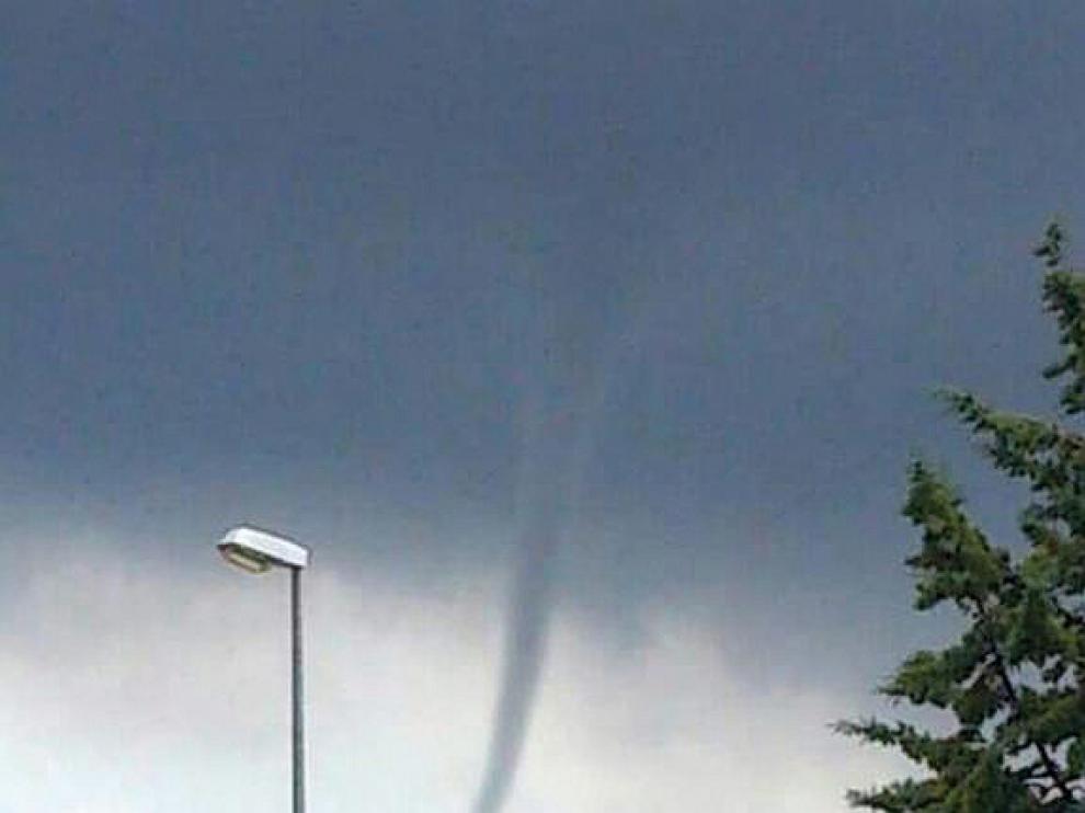 El tornado cruzando por detrás del casco urbano de Mosqueruela.