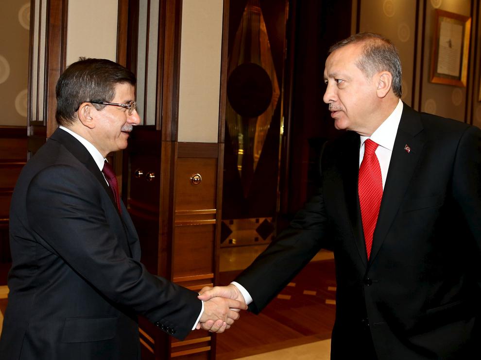 El presidente de Turquía, Recep Tayyip Erdogan y el líder del AKP, Ahmet Davutoglu.