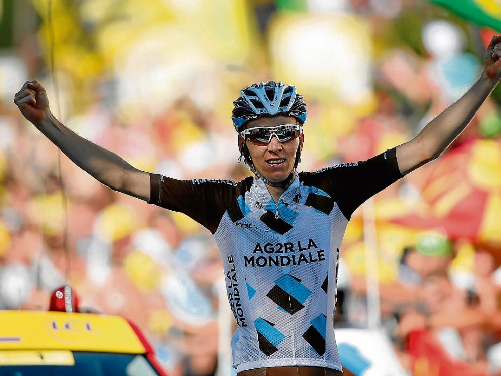 Romain Bardet (AG2R) celebra, brazos en alto, su victoria de ayer en Saint Jean de Maurienne.
