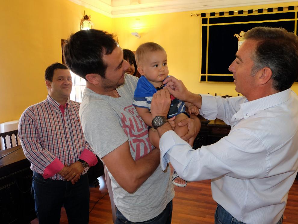 El alcalde, Luis María Beamonte, impone el pañuelico a uno de los bebés.