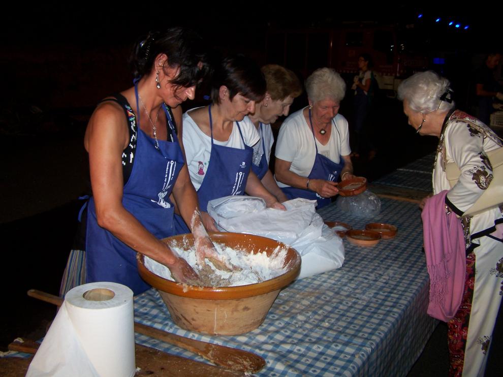 Una de las colaboradoras prepara la masa de la coqueta en la Festa del año pasado.