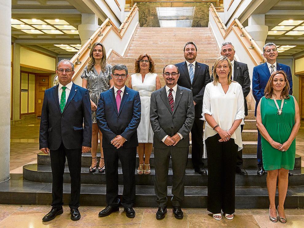 El equipo formado por Javier Lambán, tras su primer consejo de gobierno.