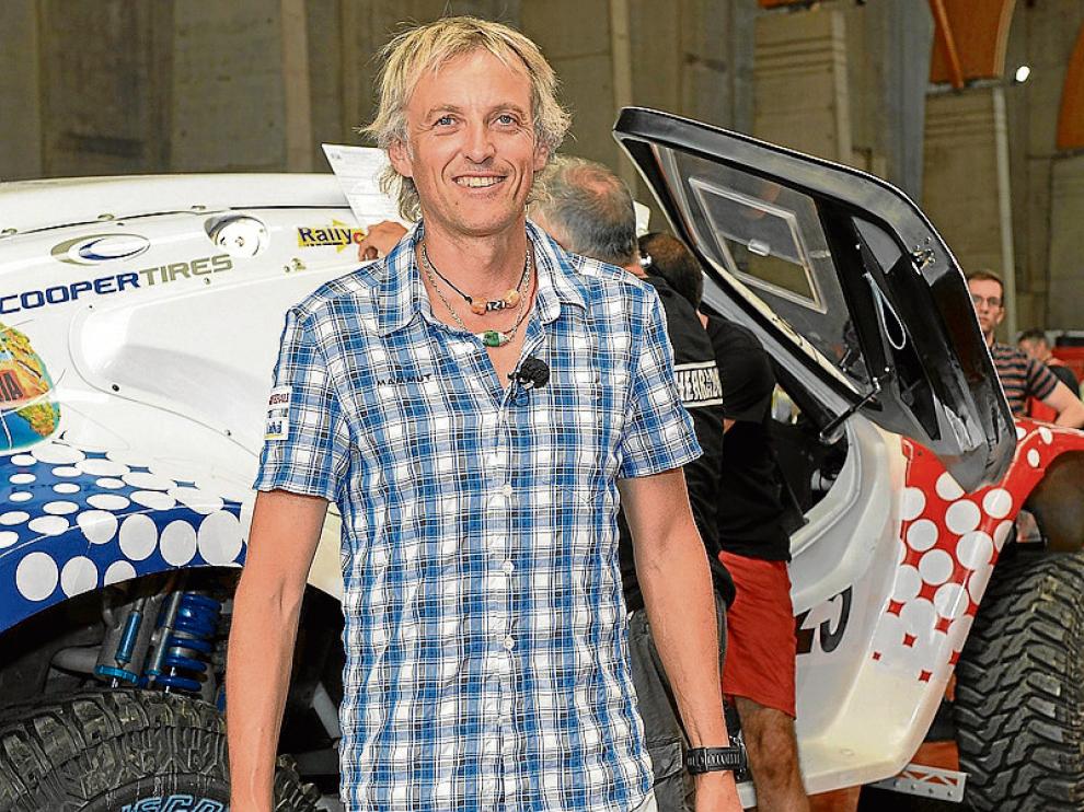 Jesús Calleja posó delante de su Herrator Buggie V8 durante la revisión de su coche.