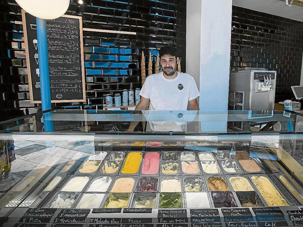 Aitor Otín muestra la amplia gama de helados que ofrece en su local junto a la plaza San Antonio.